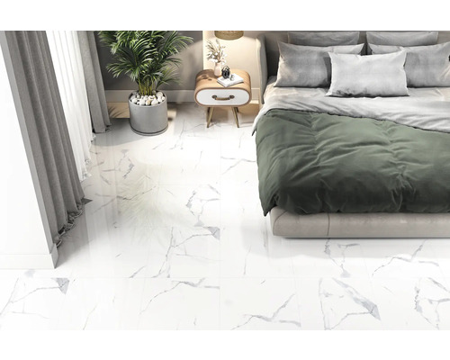 Schlafzimmer mit weißem Marmorboden, Bett und Nachttisch