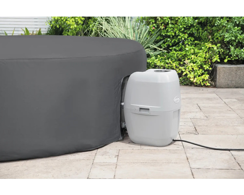 Aufblasbarer Whirlpool mit Steuereinheit auf der Terrasse