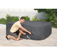 Mann öffnet die Abdeckung eines Whirlpools im Garten.