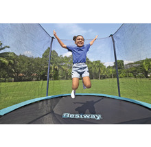 Ein Kind springt auf einem Gartentrampolin mit Sicherheitsnetz. Bestway Logo.