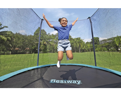 Ein Kind springt auf einem Gartentrampolin mit Sicherheitsnetz. Bestway Logo.