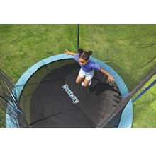 Ein Mädchen springt auf einem Trampolin mit Sicherheitsnetz der Marke Bestway.