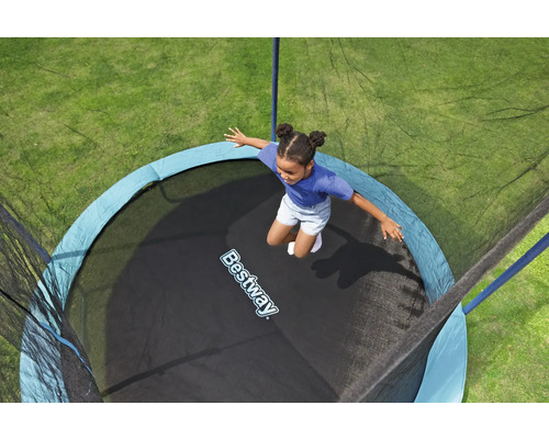 Ein Mädchen springt auf einem Trampolin mit Sicherheitsnetz der Marke Bestway.