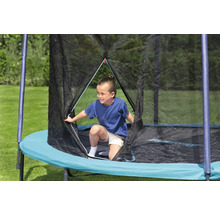 Kind betritt Trampolin mit Sicherheitsnetz