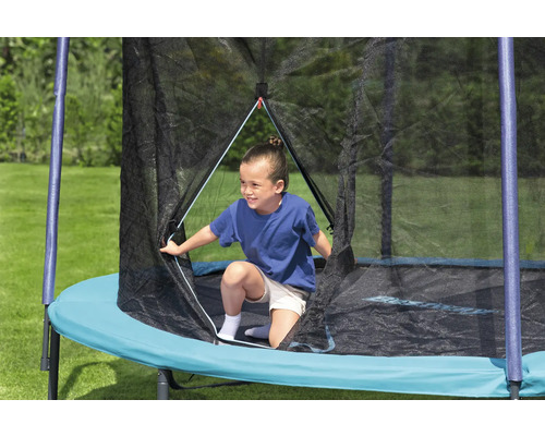 Kind betritt Trampolin mit Sicherheitsnetz