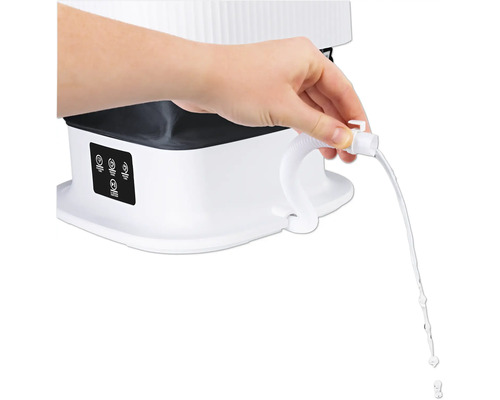 Luftbefeuchter wird mit Wasser befüllt