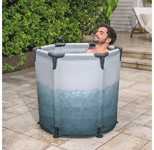 Mann im Lay-Z-Spa Eisbad im Garten