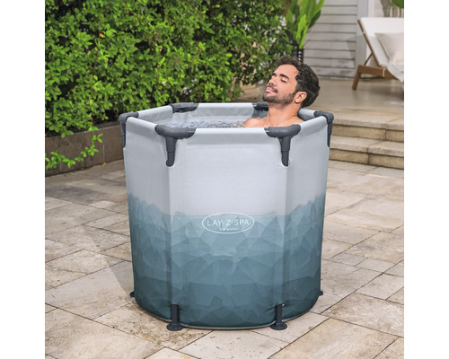 Mann im Lay-Z-Spa Eisbad im Garten