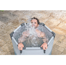 Mann sitzt in einer Eiswanne mit Wasser