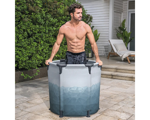 Mann steht in einem Lay-Z-Spa Eisbad im Freien.