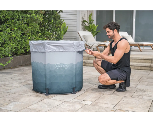 Lay-Z-Spa Eisbad mit Abdeckung und Mann im Garten