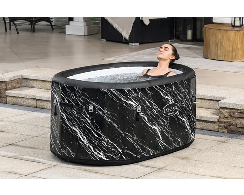 Aufblasbarer Lay-Z-Spa Ice Bath mit Marmoroptik und entspannender Frau im Freien