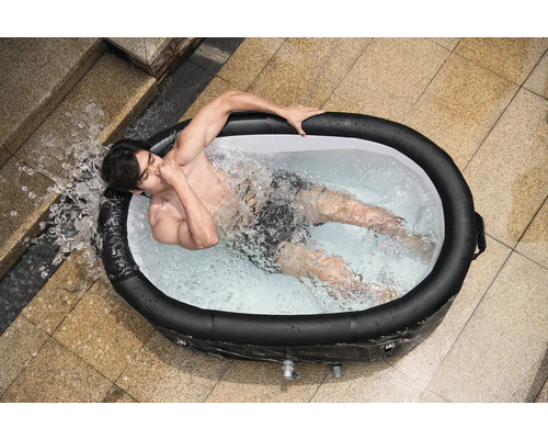 Aufblasbarer Whirlpool mit einer Person im Wasser