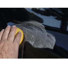 Hand poliert Auto mit Polierschwamm
