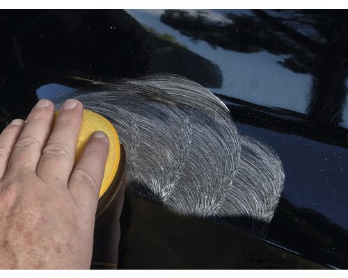 Hand poliert Auto mit Polierschwamm