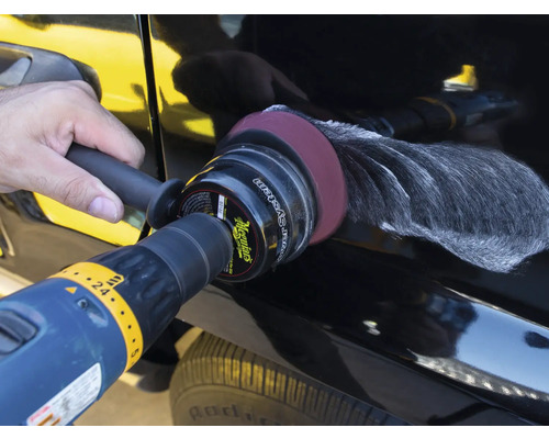 Autopolitur mit Poliermaschine aufgetragen