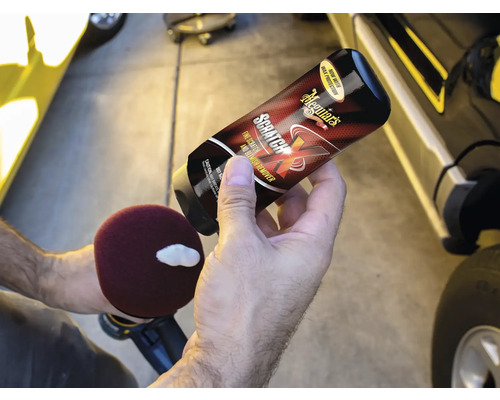 Meguiars Scratch X Kratzerentferner wird auf ein Polierpad aufgetragen