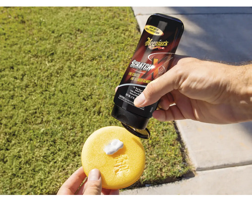 Meguiars Scratch X Kratzerentferner wird auf ein Polierpad aufgetragen