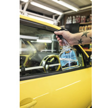 Meguiars Perfect Clarity Glasreiniger beim Reinigen einer Autoscheibe.