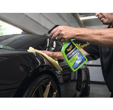 Anwendung von Meguiars Ceramic Detailer auf einem Fahrzeug mit einem Tuch