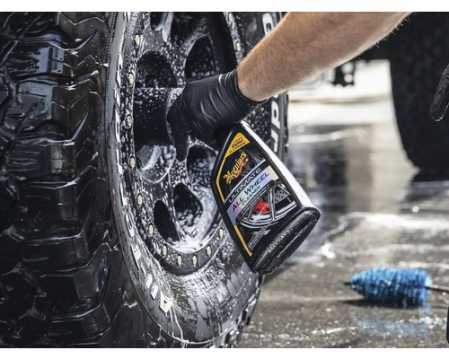 Meguiar''s Ultimate Allradreiniger bei der Reinigung eines Reifens