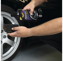 Auftragen von Reifengel auf einen Applikator zur Reifenpflege