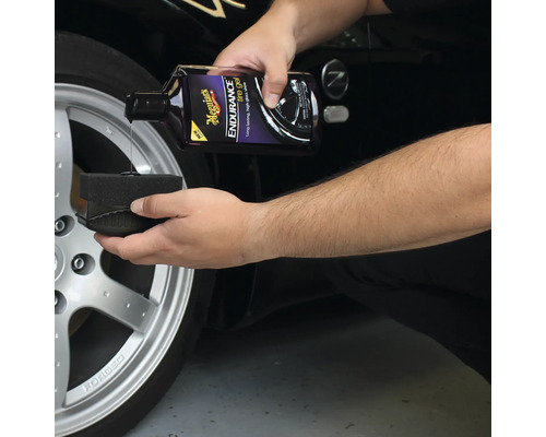 Auftragen von Reifengel auf einen Applikator zur Reifenpflege