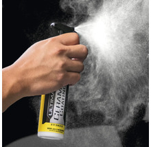 Hand sprüht Keramikversiegelung aus Sprühflasche.