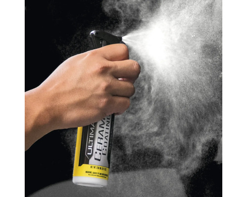Hand sprüht Keramikversiegelung aus Sprühflasche.