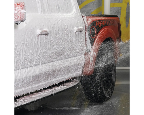 Ein Fahrzeug wird mit Schaum gewaschen.