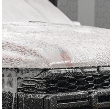 Ein Auto mit Schaum bedeckt für die Reinigung.