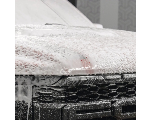 Ein Auto mit Schaum bedeckt für die Reinigung.