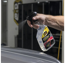 Meguiars Paint Dash & Glass Innen- und Außenreiniger wird aufgesprüht