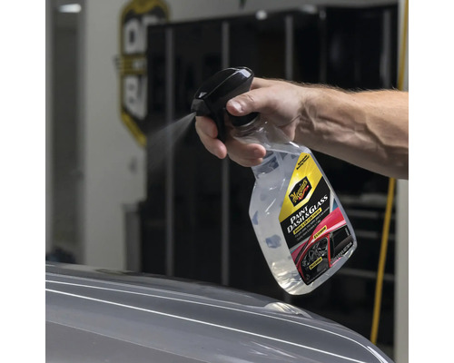 Meguiars Paint Dash & Glass Innen- und Außenreiniger wird aufgesprüht