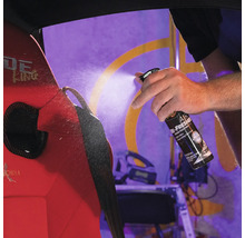 Eine Hand sprüht Lufterfrischer auf einen Autositz, um Gerüche zu bekämpfen und für einen lang anhaltenden, frischen Duft zu sorgen.