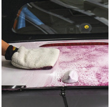 Reinigung der Autooberfläche mit einem Waschhandschuh