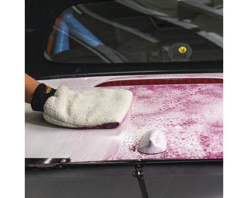 Reinigung der Autooberfläche mit einem Waschhandschuh