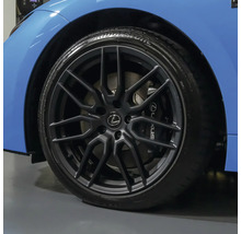 Reifen eines blauen Autos mit schwarzer Felge