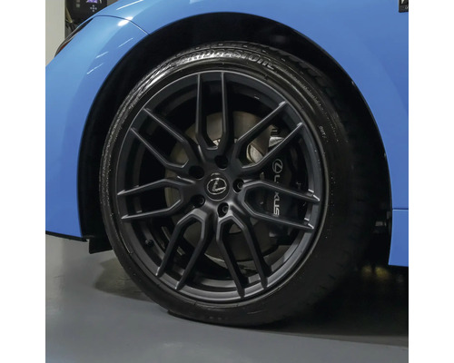 Reifen eines blauen Autos mit schwarzer Felge