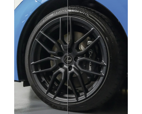 Schwarze Felge mit Reifen an einem Auto