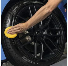 Reinigung eines Autorads mit einem Schwamm