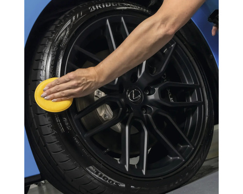 Reinigung eines Autorads mit einem Schwamm