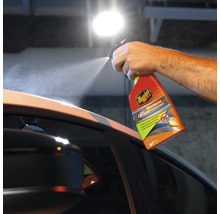 Meguiar''s Wasserlose Keramik Autowäsche und Wachs wird auf ein Auto gesprüht.