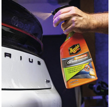 Meguiar''s Hybrid Ceramic Waterless Wash and Wax wird auf ein Auto gesprüht