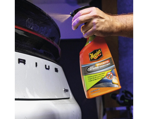 Meguiar''s Hybrid Ceramic Waterless Wash and Wax wird auf ein Auto gesprüht