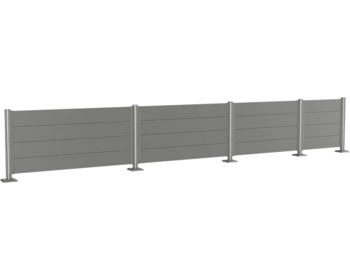 Sichtschutzzaun mit horizontalen Elementen und Metallpfosten