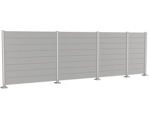 Sichtschutzzaun mit horizontalen Paneelen und Metallpfosten