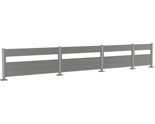 Lange graue Zaunanlage mit Pfosten und Füllungen für den Außenbereich