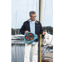 Mann mit Gurtbandkassette an einem Segelboot