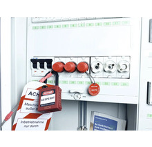 Schaltschrank mit installiertem Lockout-Tagout-System zur Maschinensicherung
